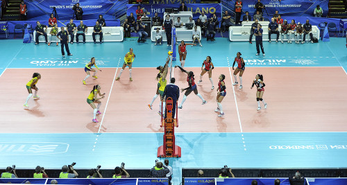 Seleção feminina de vôlei brasileiro vs. República Dominicana durante a Copa do Mundo de Voleibol, em Milão (2014).*