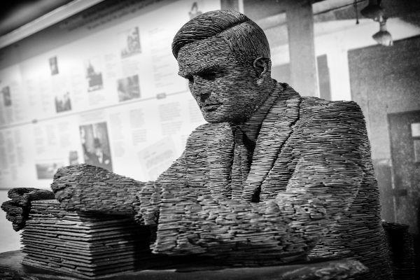 Sem os estudos da lógica, Alan Turing, matemático britânico considerado “pai” da informática, não teria construído o primeiro computador*