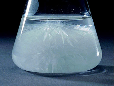 Solução supersaturada preparada com acetato de sódio