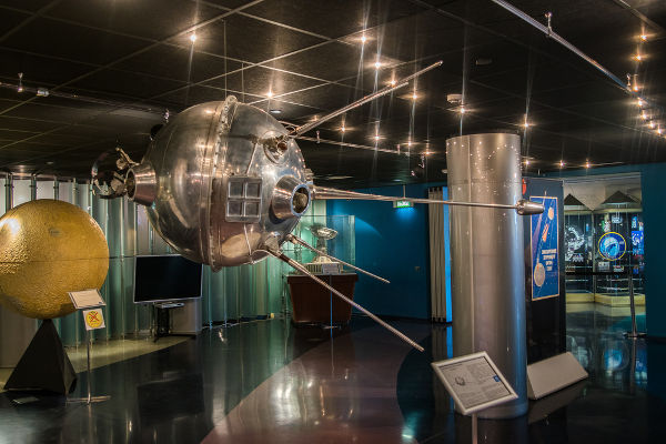 Réplica do Sputnik 1, primeiro satélite enviado pelos soviéticos em outubro de 1957.