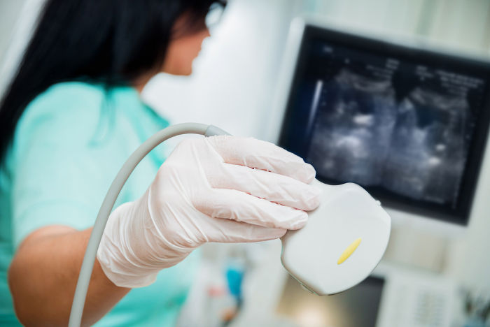 O ultrassom é o tipo de onda sonora utilizada no exame de ultrassonografia.
