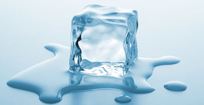 Um bloco de gelo derretendo ilustra claramente o conceito de entropia: depois de derretida, a água não pode voltar a ser gelo por conta própria.