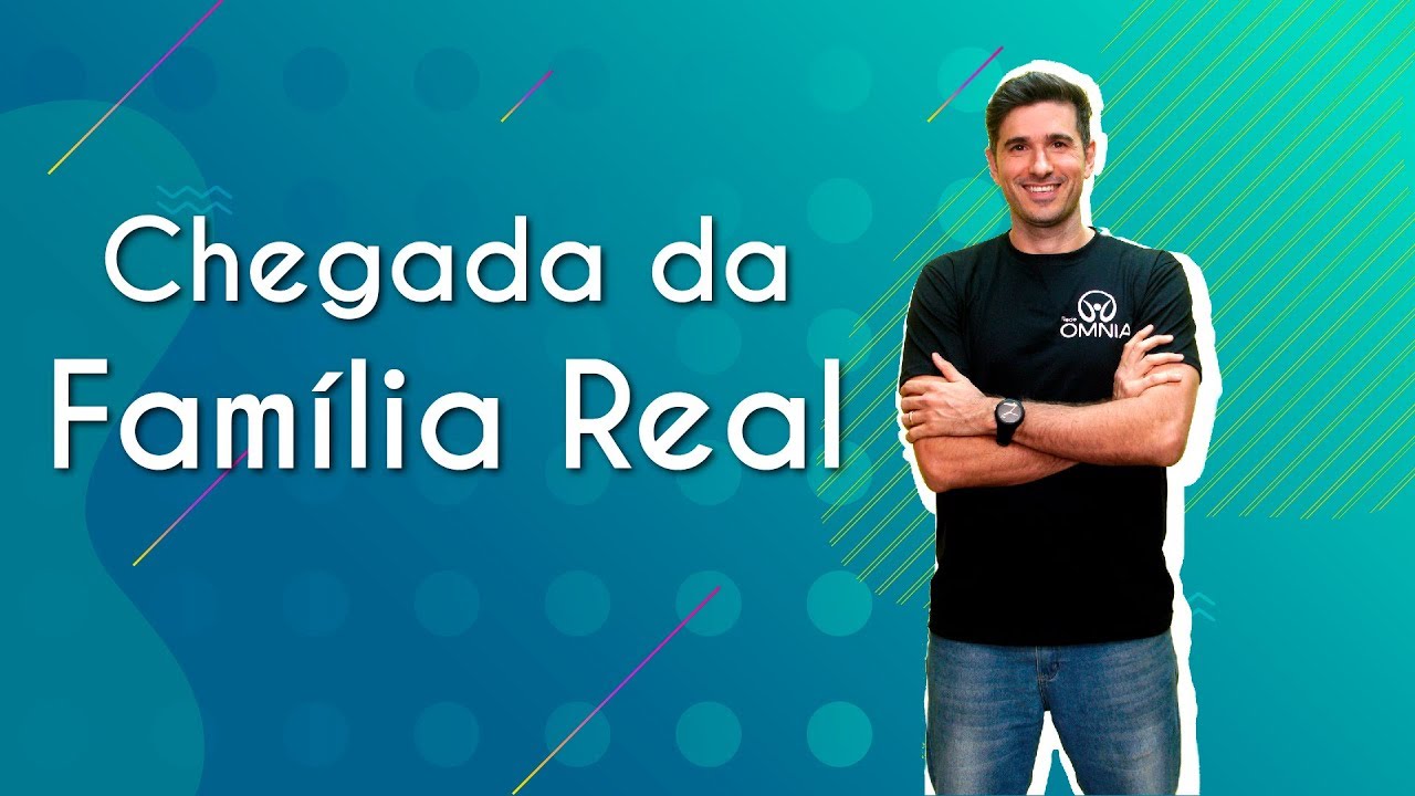 Professor ao lado do escrito "Chegada da Família Real" em fundo azul.