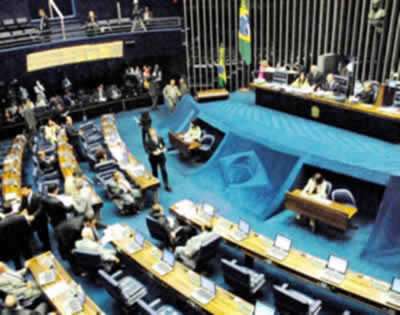 A presença de vários partidos integra uma experiência recente na história política do Brasil.