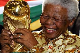 Nelson Mandela segurando a taça do mundial