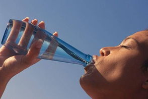 Para evitar a cãibra beba água antes, durante e após o exercício