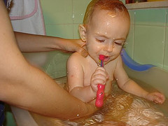 A escovação é importante desde a primeira infância