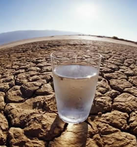 Os raios solares ficam mais intensos embaixo do copo.