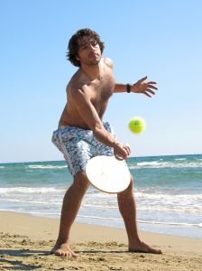 Frescobol é comum nas praias brasileiras
