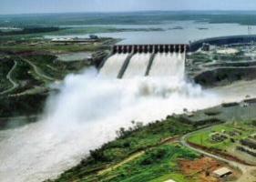 Ao ser construída, a usina hidroelétrica de Itaipu fez desaparecer cataratas maiores que as da Foz do Iguaçu 