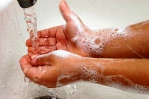 Lavar frequentemente as mãos, com água e sabão, é uma das medidas mais eficazes contra gastrenterites e outras doenças infecciosas