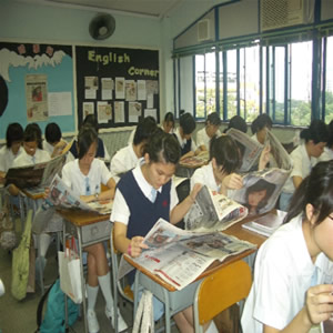 Alunos lendo jornal em sala – uma idéia de leitura a ser trabalhada pelos educadores