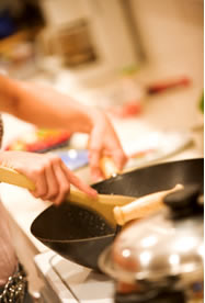 Fogo Na Cozinha: Por Que Não Jogar água Na Panela Com óleo? {2023}