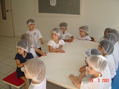 Crianças em aula de culinária