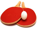 Raquetes e bola de tênis de mesa