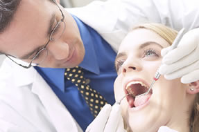 Dentista fazendo tratamento bucal do paciente