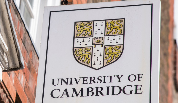 Oxbridge refere-se às universidades de Oxford e Cambridge, as mais famosas e renomadas instituições de ensino da Inglaterra