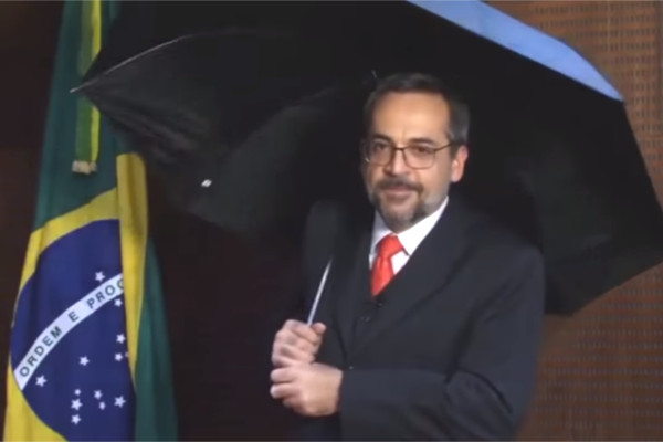 Ministro Weintraub aparece de guarda-chuva no seu perfil pessoal