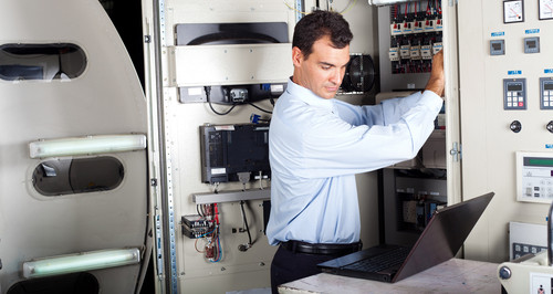 Engenheiro Eletrônico pode atuar na configuração de máquinas eletrônicas em indústrias