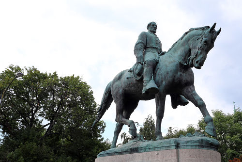 A retirada da estátua do General Robert E. Lee motivou a manifestação da extrema-direita em Charlottesville *
