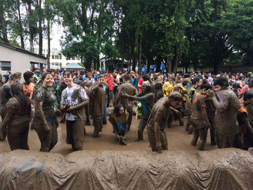 Aprovados participam do tradicional banho de lama da UFPR