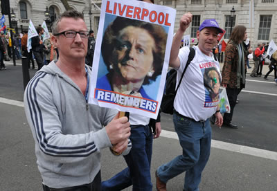 Cartaz mescla David Cameron e Thatcher, atual e ex-primeiro-ministro respectivamente, mantendo viva a memória nos cortes de direitos trabalhistas.*