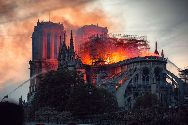 Histórica Catedral de Notre-Dame foi tomada pelo fogo. Créditos: Loic Salan/Shutterstock 