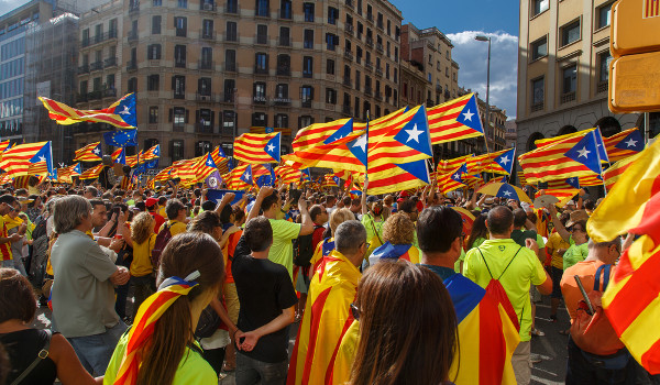 Manifestação de nacionalistas catalães portando bandeiras da Catalunha em defesa da independência da região./Crédito: Riderfoot