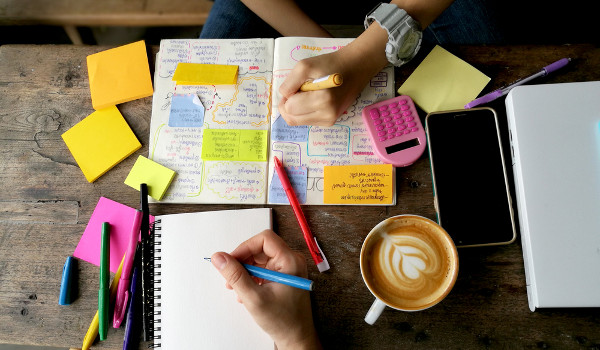 Estudar realizando simulados ajuda o estudante a aprender o conteúdo e se familiarizar com as provas.