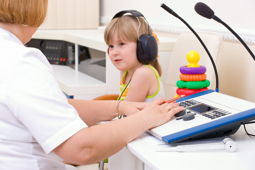 Uma das atividades do fonoaudiólogo: diagnosticar distúrbios de audição e da fala em crianças