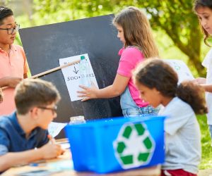 crianças realizando projeto de reciclagem