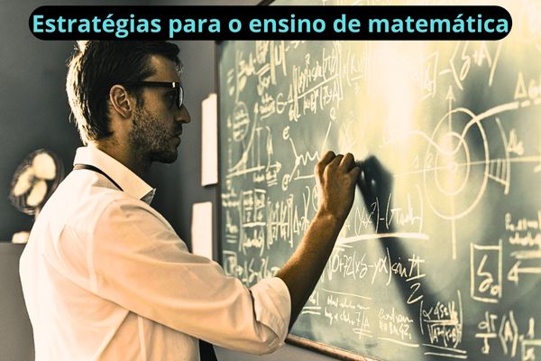 Professor escrevendo no quadro em alusão ao ensino de matemática