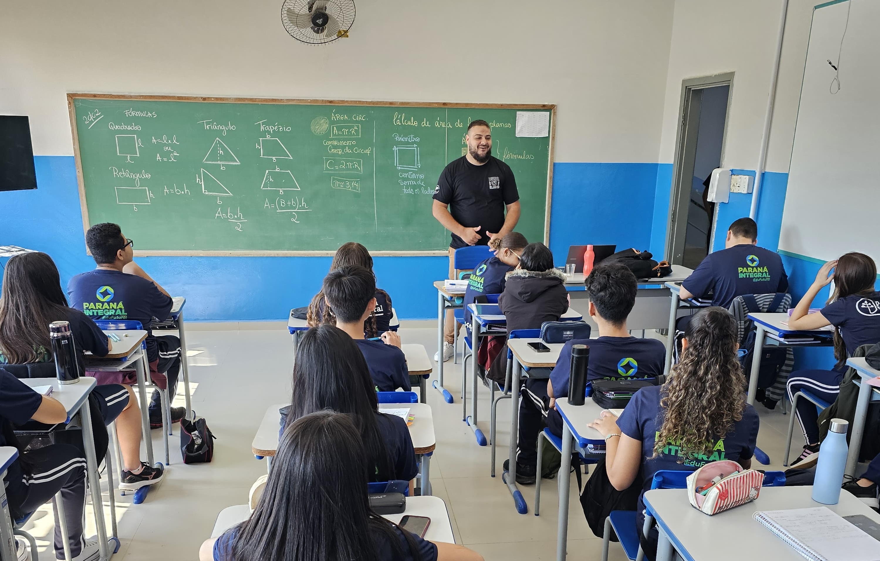 Professor Matheus Souza em sala de aula em escola pública no Paraná