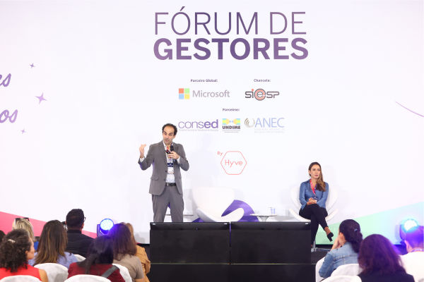 Sessão trouxe reflexões sobre os impactos e possibilidades do uso de dispositivos eletrônicos nas escolas. Foto: Bett Brasil.