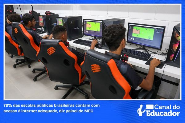 Estudantes em sala de computadores