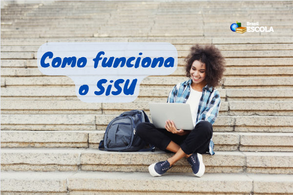 Foto com efeito transparente de estudantes ao fundo, logomarca do SiSU em primeiro plano. Texto explica o que é o SiSU.