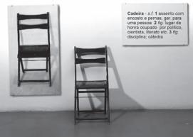 Obra de Joseph Kosuth, constituída por uma fotografia de cadeira, uma cadeira exposta e um quadro com o verbete “Cadeira”