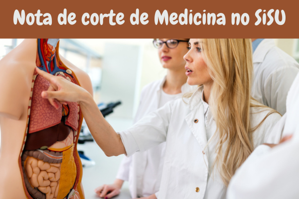 Estudante em aula do curso de Medicina. Na imagem, está escrito: Nota de corte de Medicina no SiSU