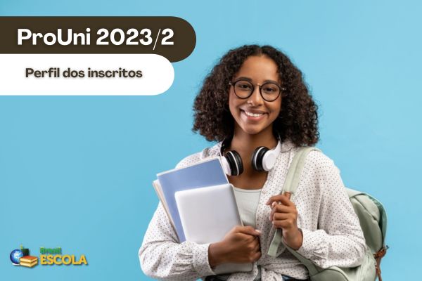 Estudante negra com materiais escolares sorrindo Texto ProUni 2023/2 Perfil dos inscritos