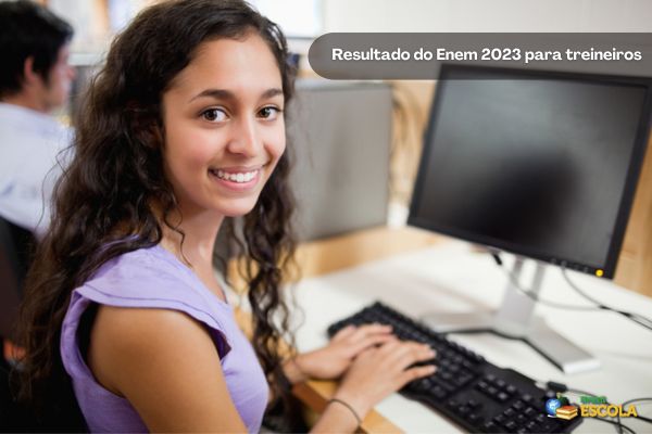 Estudante sorrindo em frente ao computador, texto Resultado do Enem 2023 para treineiros.