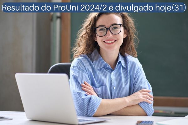 Estudante feliz em alusão ao resultado do prouni do segundo semestre de 2024