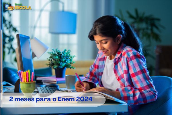 Estudante com mochila e fone de ouvido segurando notebook. Na imagem, está escrito: Enem 2024: 5 formas de estudar pela internet