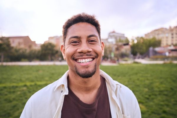 Homem sorrindo em referência ao resultado do Fies 2024/2