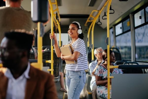 Estudante dentro de um ônibus em referência ao transporte no Enem 2024.