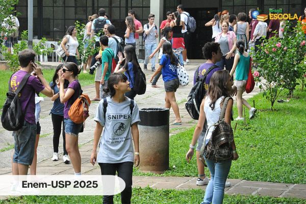 Alunos no campus da USP. Texto na imagem: Enem-USP 2025.