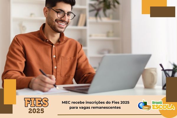 Estudante de origem oriental digitando no computador
