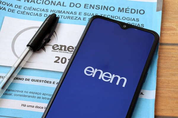 Caderno de prova do Enem e celular