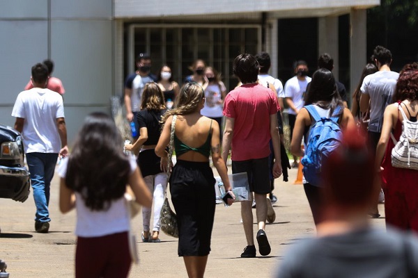 Estudantes em local de prova do Enem