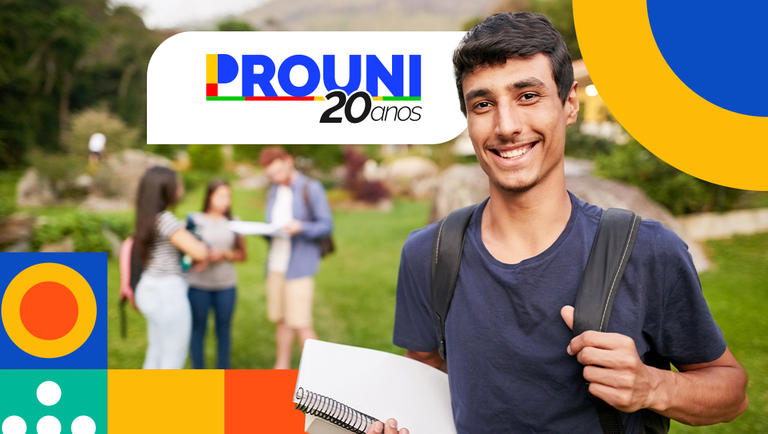 Estudante universitário sorrindo.