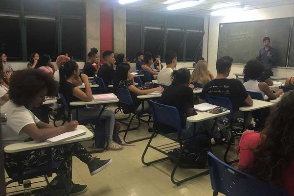 Graduandos em licenciatura ministram aulas gratuitas em cursinho preparatório para o Enem